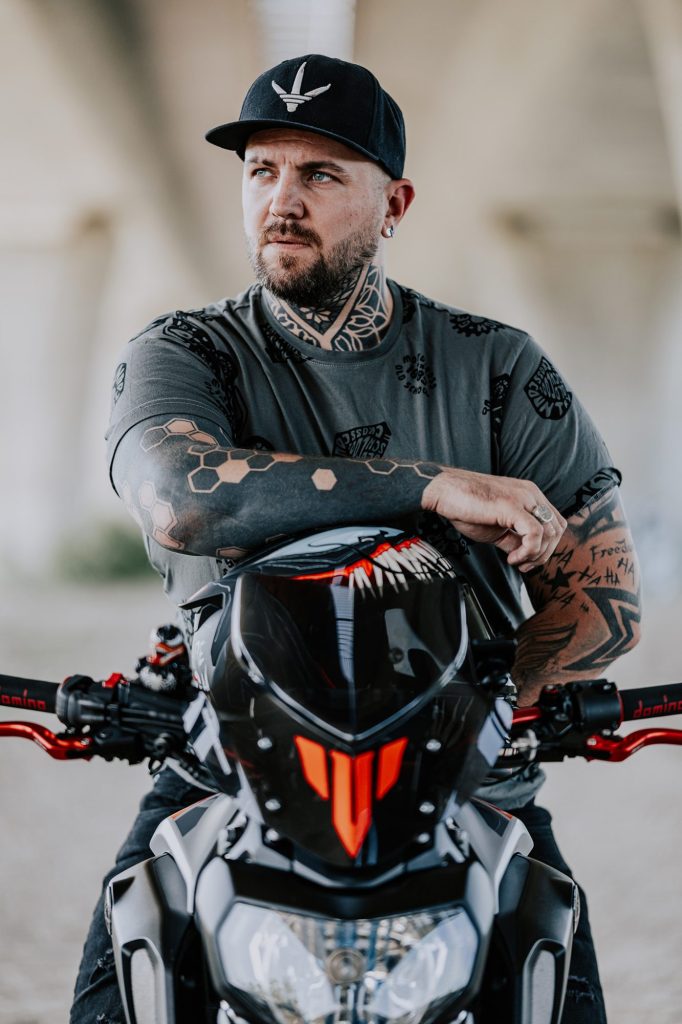 Portrét motorkáře
